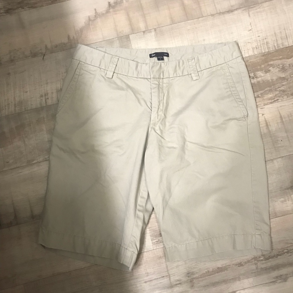 Gap Bermuda khaki shorts